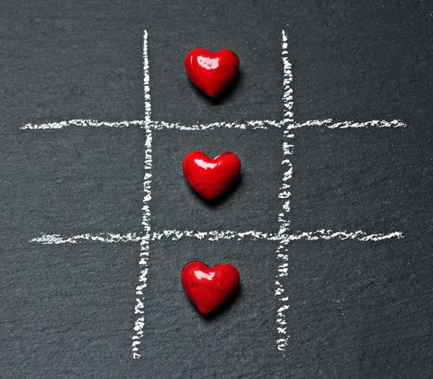 corazones tres en raya