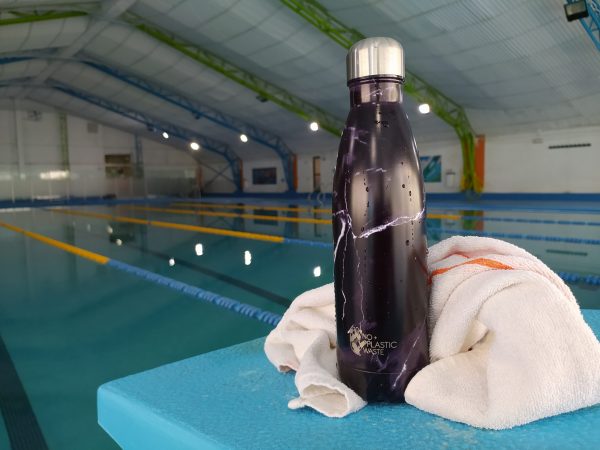 botella waitomo piscina